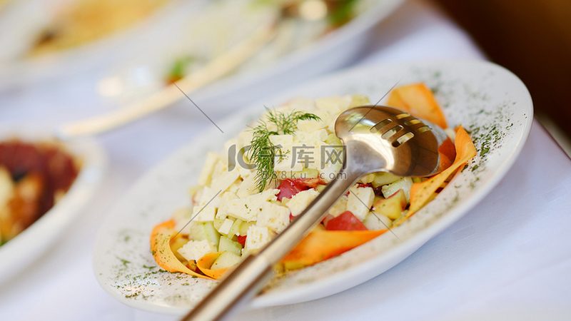 休闲食品批发，如何找到性价比高的厂家直销？**